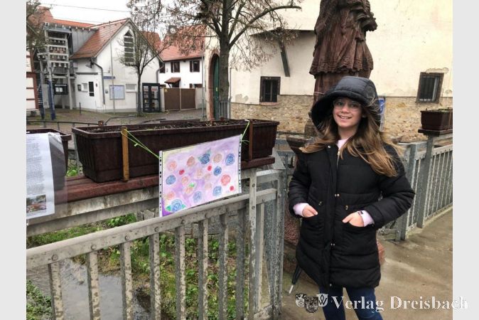 Auch ein Blumenbild der zehnjährigen Ronny bringt Farbenpracht an Bachgeländer.
