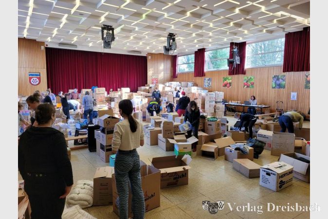 Spendenannahme in der Kleinen Schwarzbachhalle: Bereits am Samstagmittag konnten keine weiteren Spenden mehr angenommen werden.