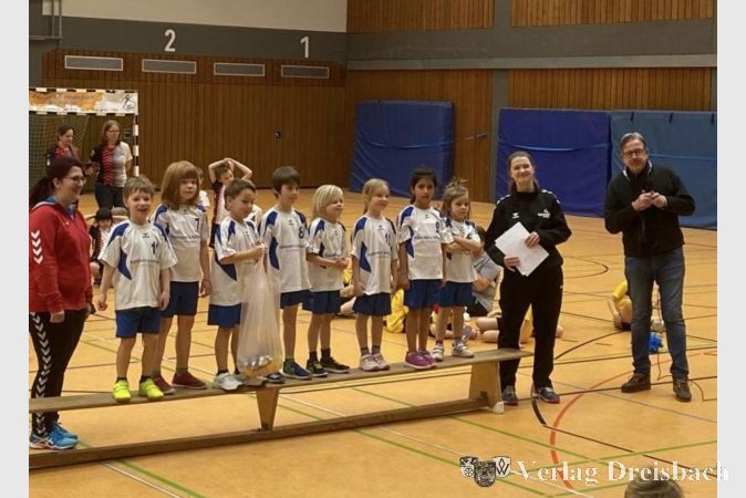 Die G-Jugend bei der Siegerehrung nach dem Nachbar-Turnier in Hofheim.