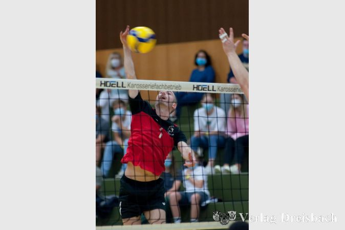 Die Krifteler Angreifer hatten es schwer gegen den hohen Block der Gäste.