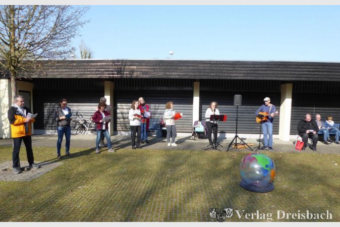 Der Chor für neue geistliche Lieder sang am Sonntag, 20. März, Friedenslieder im Freizeitpark in Kriftel.
