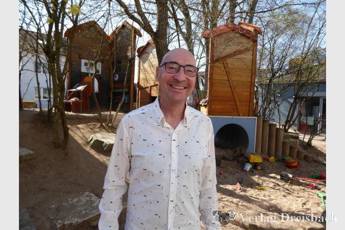 Pfarrer Rasmus Bertram in der Kita Vogelnest. Sein Lachen wird allen Krifteler fehlen.