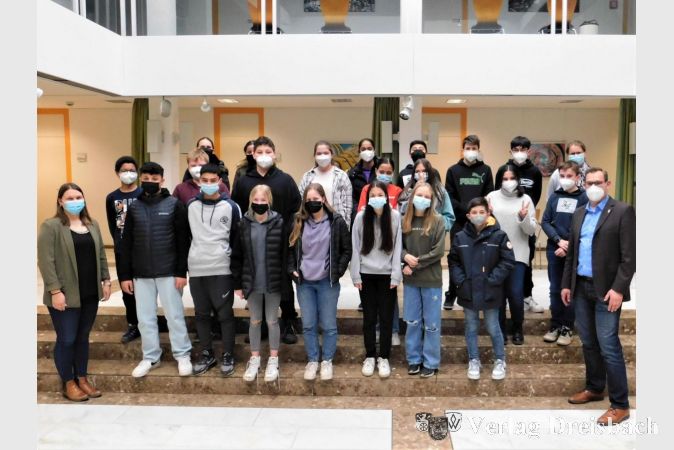Die Lehrerin für Politik und Wirtschaft der WGS Marlene Krüger besucht mit ihrer Klasse, der R7a Bürgermeister Seitz im Rathaus.