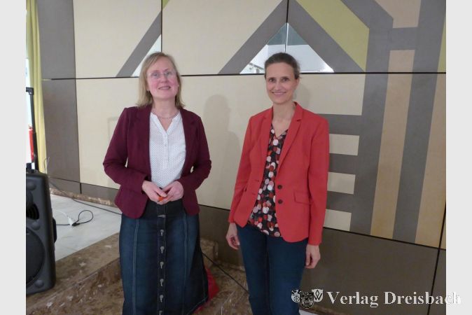 Tanja Walter-Dunne (rechts) und Gabriele Kortenbusch im Rat- und Bürgerhaus in Kriftel.