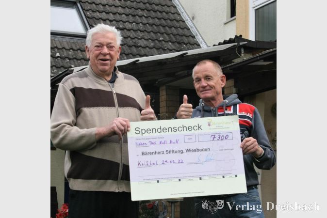 Bernhard Daubitz (links) und Volker Oblong von der Stiftung Bärenherz mit dem Spendenscheck.
