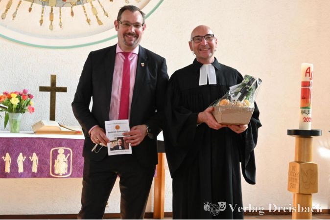 „Kriftel wird er fehlen“, betonte Bürgermeister Seitz, der beim Abschiedsgottesdienst am Sonntag zu den Gästen und Rednern gehörte. Er bedankte sich bei Bertram für die gute Zusammenarbeit und wünschte ihm für die Zukunft alles Gute.
