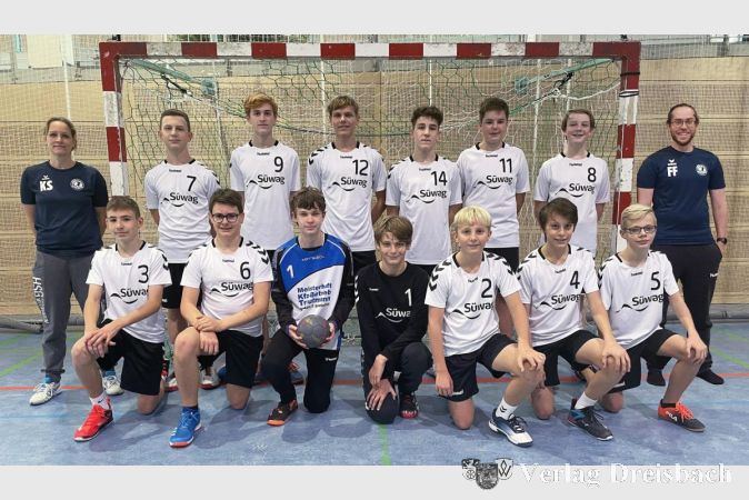 Das C-Jugend Bezirksliga-A-Meisterteam der HSG Hochheim/Wicker. Hintere Reihe (v.l.): Trainerin Katja Schwarzer, Nelio Guidi (11 Spiele, 56 Tore), Mika Wilkes (9/19), Otis Bachmann (8/65), Justus Manderscheid (3/32), Fabian Oechsle (11/18), Till Rühle (11/31), Trainer Florian Fuhrmann. Vordere Reihe: Nico Kehlich (11/5), Arne Bielau (7/14), Christian Ziegler (Tor), Philipp Ritter (Tor), Simon Schleidt (7/10), Jaron Bach (11/68), Tim Cönen (11/7). Es fehlen: Fabio Bergmann (9/24) und Jannik Wollstädter (3/22)