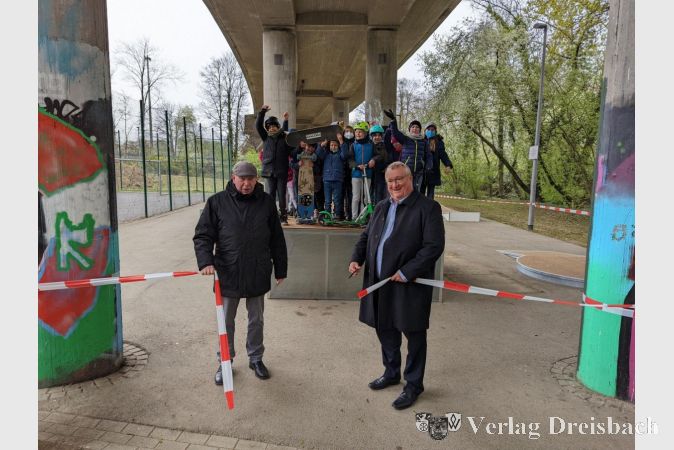 Jubel im Hintergrund: Erster Stadtrat Karl Heinz Spengler und Bürgermeister Klaus Schindling durchschnitten das symbolische Band zur Eröffnung der neuen Skateanlage.