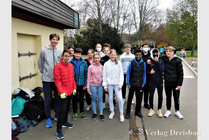 Gut gelaunte Schülerinnen und Schüler nach dem Lauf. Durch ihr sportliches Engagement kam eine stattliche Spendensumme zusammen.