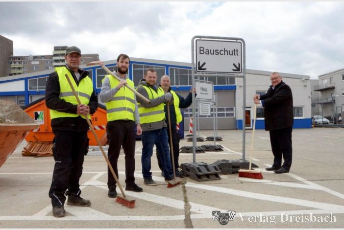 Von links nach rechts: Die vier Wertstoffhofmitarbeiter Helge Bukowski , Etienne Schäfer, Kevin Dankert
und Jochen März, sowie Bürgermeister Klaus Schindling.
