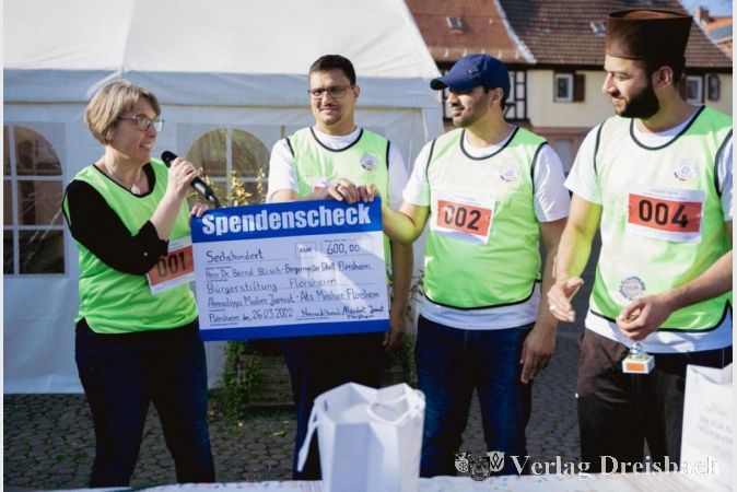Die Erste Stadträtin Renate Mohr nahm einen Scheck von 600 Euro zugunsten der Bürgerstiftung in Empfang.