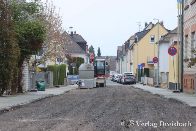 Die beiden äußeren Abschnitte der Plattstraße, hier von der Kloberstraße aus gesehen, haben ihre alte Fahrbahndeckel im ersten Schritt abgeben müssen, bald wird hier gebuddelt.