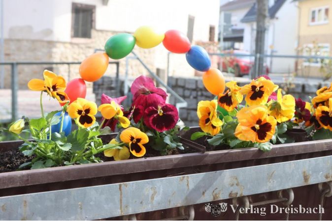 Die österliche Dekoration ist nur für kurze Zeit gedacht, die Stiefmütterchen in den Blumenkästen rund um den Ortskern am Weilbach sind dagegen bis zum Wechsel im Sommer zu sehen, dann werden hitzefestere Geranien folgen.