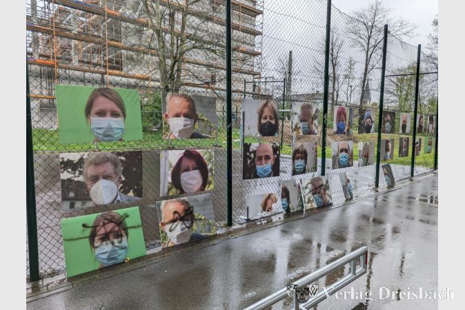 Die Bilder mit "Hattersheimer Köpfen". Die verunstalteten und teils zerstörten Porträts aus den ersten beiden Auflagen der Ausstellung wurden als mahnende Beispiele am unteren Rand auch gezeigt.