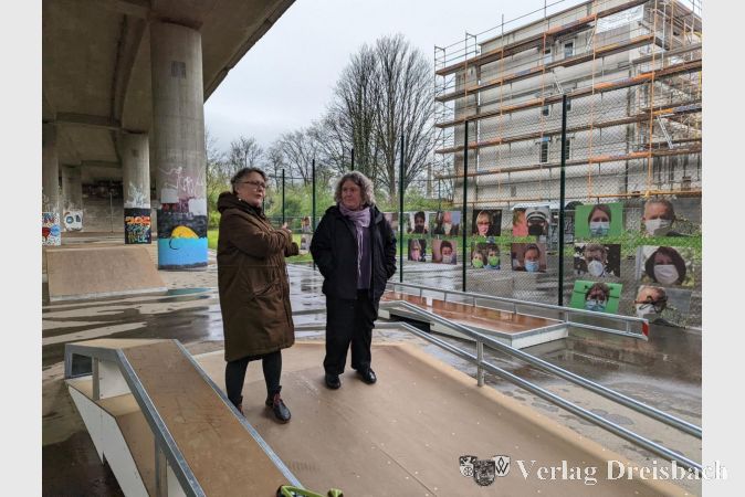 Heike Bülter vom Stadtteilbüro (links) und die Fotografin Andrea Kreusch (rechts) am vergangenen Freitag bei der Finissage zur Ausstellung „Hattersheim(er*innen) – sympathisch auch mit Maske“.