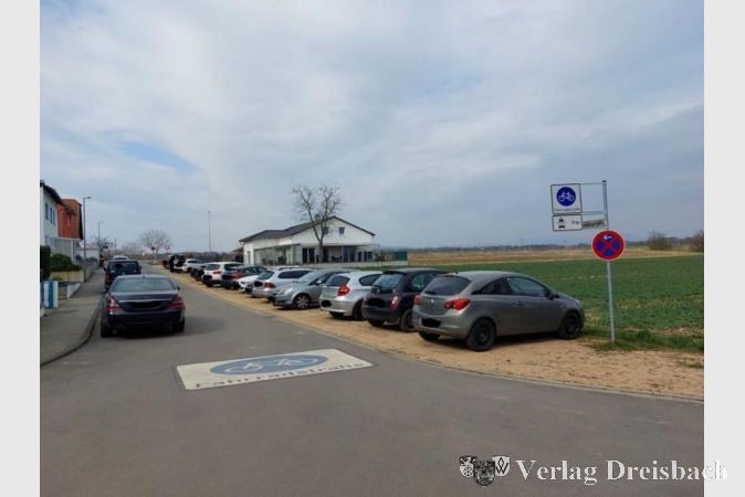 Die Grünen fragten sich, warum in der als Fahrradstraße ausgewiesenen Straße ein Radweg mit Fahrrad-Symbol markiert ist, der dann aber als Parkstreifen genutzt wird.
