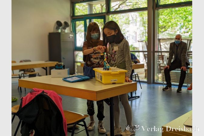 Ivana und Selma stellten ihren programmierten mBot 2 vor.
