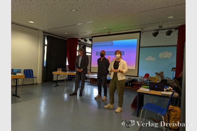 Von links nach rechts: Alexander Schwarz von der Hattersheimer Wirtschaftsförderung, Schulleiter Hilmar Jüterbock und Caroline Lotz von der HABA Digitalwerkstatt hießen die Gäste zur Abschlusspräsentation herzlich willkommen.