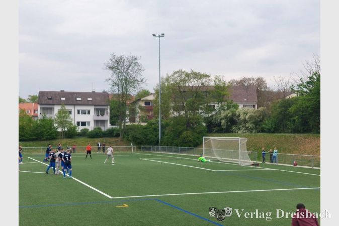 Der Krifteler Torwart L. Nauheimer hält gegen den SV Zeilsheim den von N. Pitas geschossenen Elfmeter.