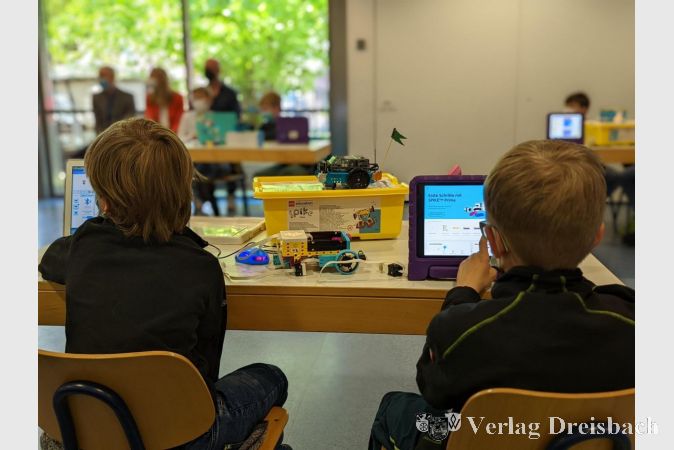 Mit der Einsteiger-Programmiersprache Scratch wurden den Robotern Befehle beigebracht.