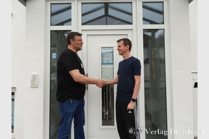 Manfred Studenroth (li.) verabschiedet sich nach 42 Jahren, wenn auch noch nicht so ganz und übergibt seine Massagepraxis an seinen langjährigen Mitarbeiter Nicolas Feuser (re.), der diese nun in der Richard-Wagner-Straße 13 als Physiotherapiepraxis Nicolas Feuser weiterführt.