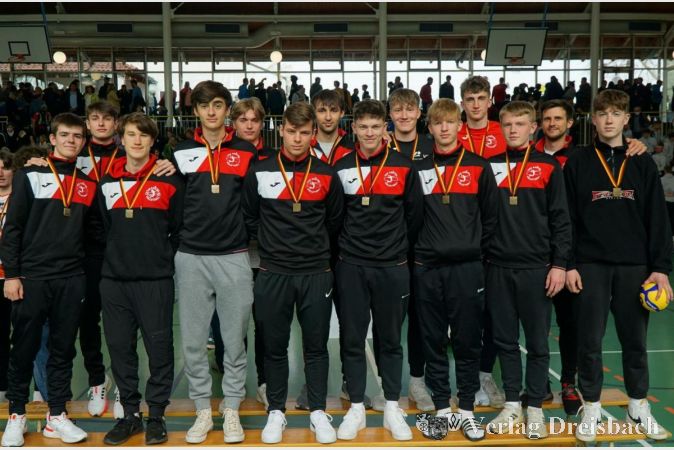 V.l.n.r.: Tobias Bock, Fynn Müller, Linus Büchi, Navid Schafiyha, Thoralf Schmelzer, Finn Geiger, Arthur Breburda, Felix Kipry, Darius Diefenbach, Joris Knoll, Joscha Kunstmann, Marcel Knab, Robert Linder (Trainer), Till Schlösser.