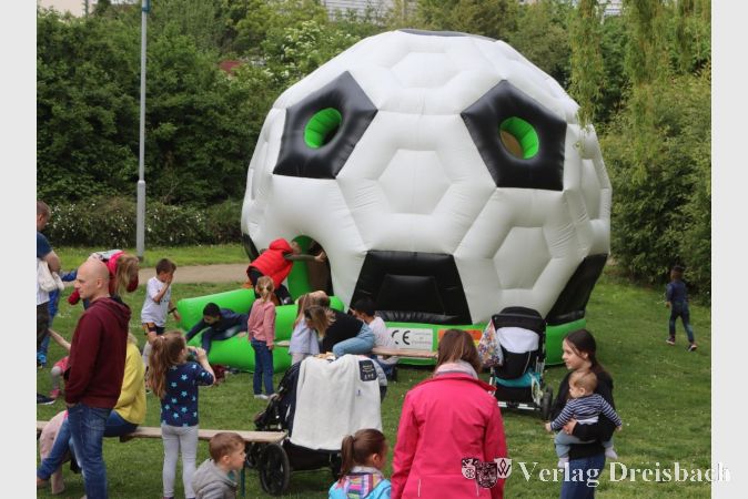 Für die Kleinsten war die Hüpfburg in Fußballform die Attraktion.