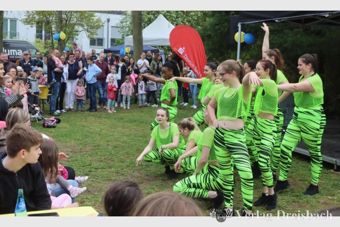 Vorführungen wie hier von den FNC-Teenies, Musik- und Redebeiträge begleiteten das Fest im Christian-Georg-Schütz-Park.