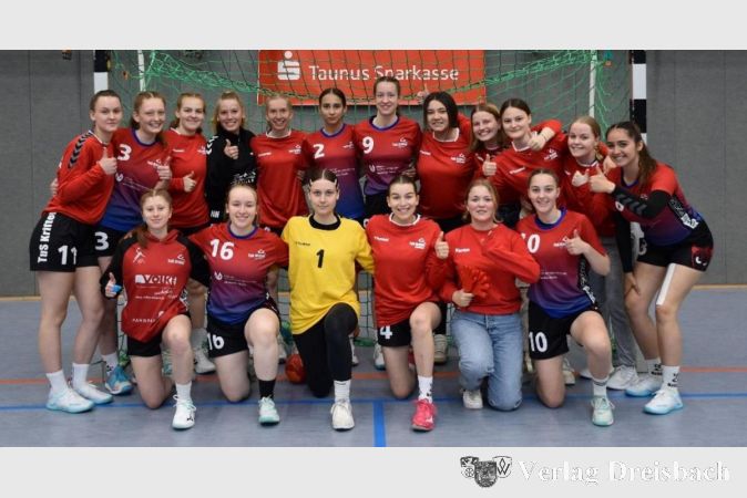Die weibliche A-Jugend kann trotz der Niederlage im Halbfinale schon wieder lächeln.