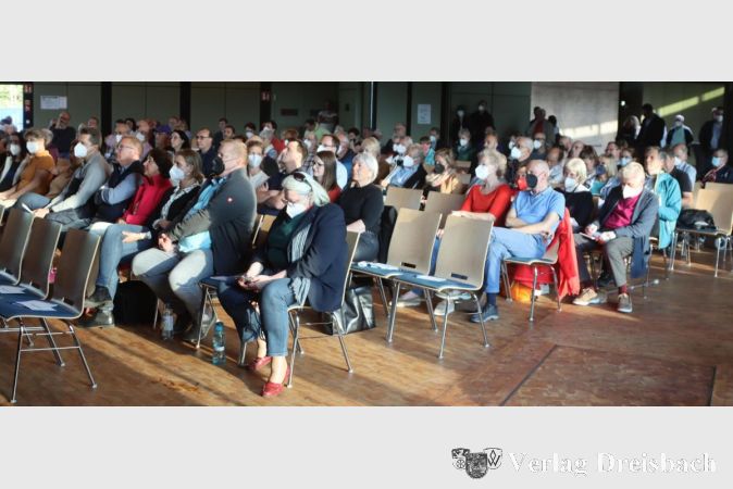 Die vorderste Reihe blieb wie eigentlich immer leer, ansonsten stieß die Kandidatenbefragung in der Stadthalle auf ein reges Interesse.