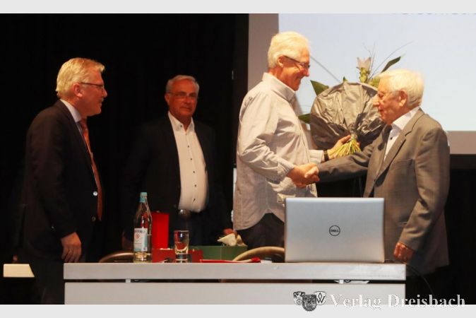 Die Vorstandskollegen Bernd Blisch, Peter Hartung und Holger Scheuering (v.l.) dankten dem Vorsitzenden mit einem Blumenstrauß für seine Führungsarbeit, Hans-Jakob Gall stand "Für Flörsheim" seit 2006 vor.