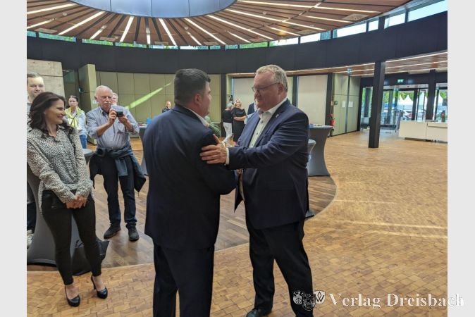 Der wiedergewählte Bürgermeister Klaus Schindling (rechts) nimmt am Wahlabend die Glückwünsche des unterlegenen SPD-Herausforderers Mesut Cetin entgegen.