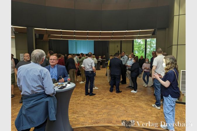 Die zentrale Veranstaltung zur Präsentation der Wahlergebnisse in Echtzeit fand in der nach Jahren der Sanierung endlich wieder nutzbaren Hattersheimer Stadthalle statt.