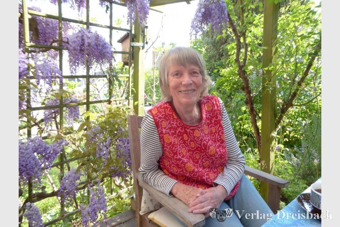 Hanna Dunkel beim Interview in ihrem Garten.