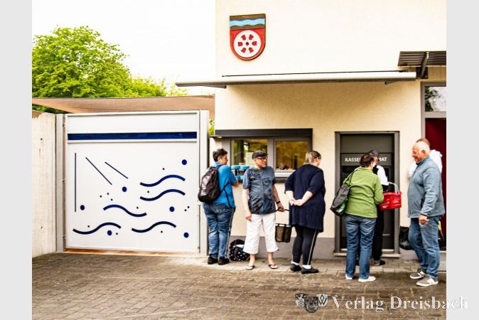 Früh bildete sich die erste kleine Schlange vor dem Kassenhäuschen.