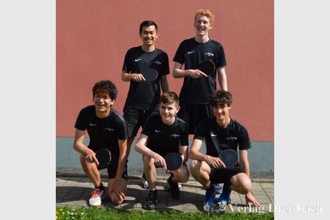 Die erfolgreiche Jugendmannschaft J18 der SG DJK Hattersheim gewann in wechselnder Besetzung zunächst den Kreispokal, dann den Bezirkspokal und jetzt im Mai als krönenden Abschluss den Hessenpokal. Die Hessenpokalsieger Florian Roos, Philipp Horn und Siegried Hu (vordere Reihe v. r.) mit den Teamkollegen Jonas Siebert und Samuel Hu (hintere Reihe v. r.).