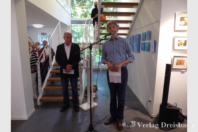Holger Kazzer, Geschäftsführer der Hattersheimer Wohnungsbau GmbH (rechts) und Karl Heinz Spengler, Erster Stadtrat und Vorsitzender des KulturForums Hattersheim, bei der Begrüßung der Gäste.