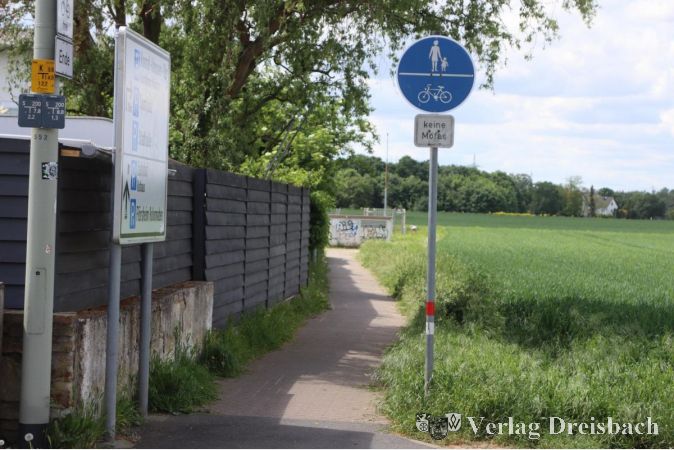 Ein unscheinbarer, aber von Schülerinnen und Schülern viel genutzter Verbindungsweg vom nördlichen Bereich der Wickerer Straße ins Stadtzentrum ist dieser Geh- und Fußweg, der zu einer Fahrradstraße ausgebaut werden könnte.