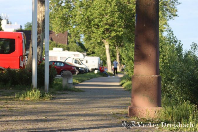 Etwas schmal ist der Spazierweg am Mainufer in seiner aktuellen Ausführung, Er soll nach dem Umbau an Breite gewinnen.