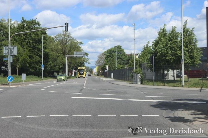 Unübersichtlich gestaltete Kreuzungen wie an der Weilbacher Straße/Rheinallee behindern den Verkehrsfluss durch Ampelschaltungen für alle Teilnehmenden. Eine Kreisellösung mit eigenen Fahrspuren für Kfz und Rad wird von den Experten für diese Stelle empfohlen.