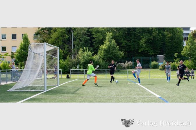 K. Hofmann erzielte das 5:0 gegen die DJK Hattersheim.