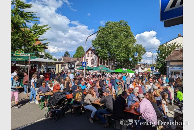 Die feierfreudigen Gäste konnten es kaum erwarten: Schon am Samstagnachmittag war die Festmeile bestens gefüllt.