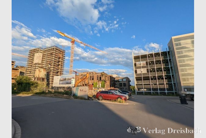 Mit seiner Stahlskelettbauweise hebt sich das Parkhaus (rechts im Bild) vom übrigen Viertel, das sich in erster Linie durch vorherrschenden Backsteinbau auszeichnet, deutlich ab.
