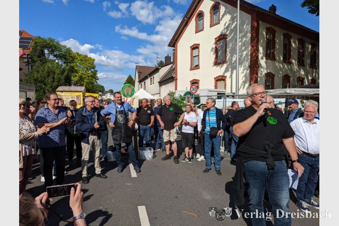 Michael Wipfler (rechts) begrüßte zur zentralen Veröffnungsfeier am Samstag um 17 Uhr die versammelte Zuschauerschar. Im Hintergrund der Erste Beigeordnete Franz Jirasek, der beschürzte Bürgermeister Christian Seitz vor dem Fassanstich und KGK-Ehrengeschäftsführer Bernhard Daubitz.