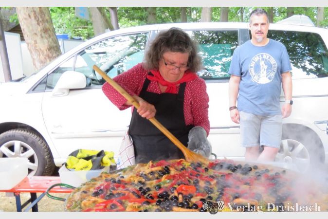 Mehr als 90 Portionen Paella gingen beim Okriftler Wäldchesfest "weg wie warme Semmeln"...