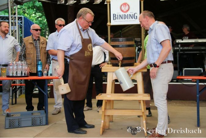 Nur ein Schlag von Bürgermeister Klaus Schindling und das Bier auf dem Wäldchesfest floss.