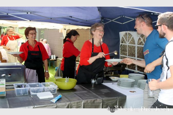 Viel Personalaufwand erfordert das alljährliche Vatertagspicknick von dem Kleintierzuchtverein H277 um ihre Vorsitzende Ursula Prinz (Mitte), die hier an der Essensausgabe im Einsatz ist.