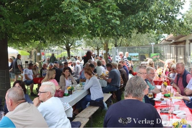Unter den schattigen Bäumen auf dem Vereinsgelände ließ es sich auch gut aushalten, wenn gelegentlich die Sonne hinter den Wolken hervortrat.