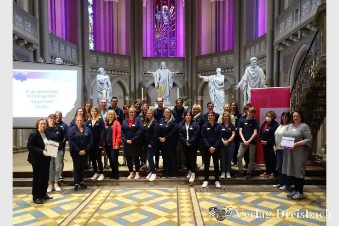 Die Verleihung fand in der Marktkirche Wiesbaden statt. Die stellvertretende Kirchenpräsidentin Ulrike Scherf (links) übergab das Gütesiegel an das Team der Evangelischen Kita Vogelnest.