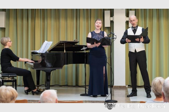 Sonja Außner (Mitte), Carsten Vollmert sowie Friederike Wiesner am Klavier begeisterten am vergangenen Sonntag das Publikum im Rat- und Bürgerhaus.